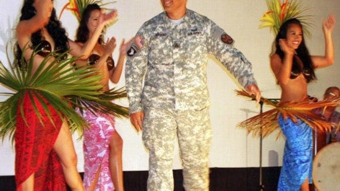 US Army sucht den Shooting StarQuelle: http://commons.wikimedia.org/wiki/File:Flickr_-_The_U.S._Army_-_Asian-Pacific_American_Heritage_Month.jpg