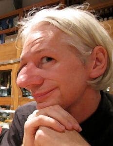 WikiLeaks und die geplatzte Verhüllung Assange mit dem falschen Riecher…<br><small>Quelle Ursprungsbild: http://wikimedia.org/wikipedia/commons/wiki/File:Julian_Assange_in_Barcelona,_Spain_-_20100815.jpg</small>