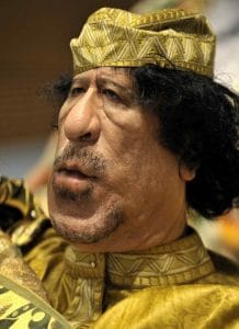 Gaddafi fordert UN Intervention und Flugverbot Gaddafi zeigt sich einsichtig und fordert Einschreiten des Westens<br><small>Quelle: https://secure.wikimedia.org/wikipedia/commons/wiki/File:Muammar_al-Gaddafi_at_the_AU_summit-LR.jpg?uselang=de</small>