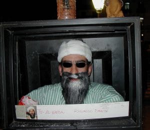 USA töten Osama bin Laden's Leiche Hier ein Osama Double bei der Arbeit…<br /><small>Quelle: https://secure.wikimedia.org/wikipedia/commons/wiki/File:Carnaval_Tarazona2.JPG</small>