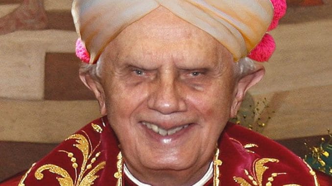 Benediktollah XVI teilt seine Freuden mit Mammon …