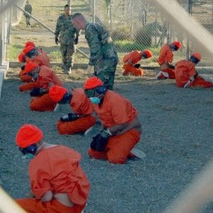 600 Mrd. Dollar für Mord und Totschlag, USA bestehen auf rechtsfreie Räume Camp_x-ray_detainees