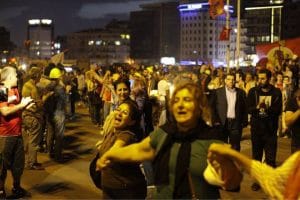 Blutbad mit Ansage: Erdogan will der Welt zeigen wie Demokratie funktioniert Taksim Platz tuerkei muetter und frauen istanbul protest aufruhr