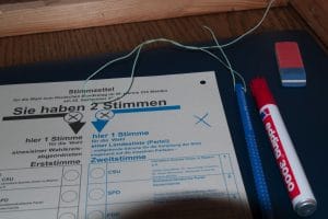 Buntstift und Radiergummi für die Wahlkabine