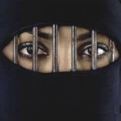 Frau am Steuer Saudi Arabien verboten Fahrverbot fuer Frauen burka schleier gefaengnis