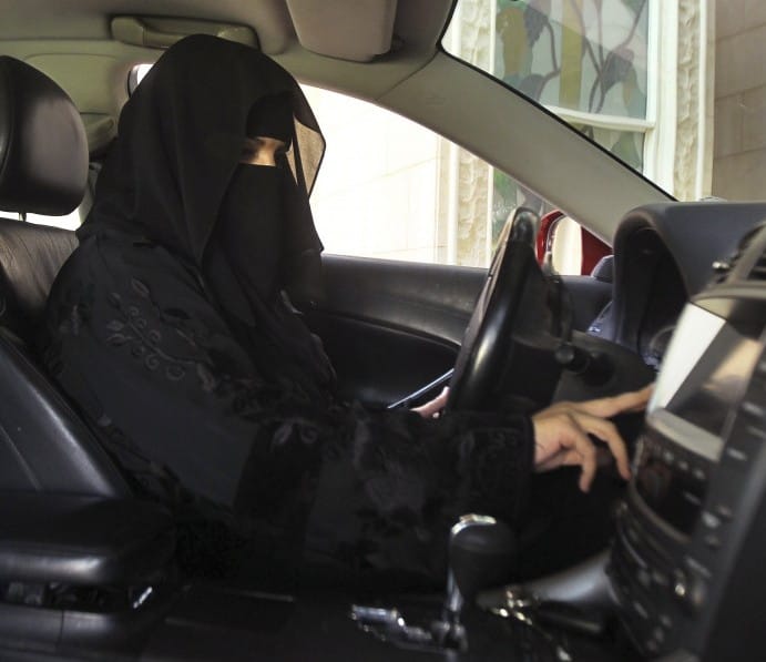 Frau am Steuer Saudi Arabien verboten Fahrverbot fuer Frauen