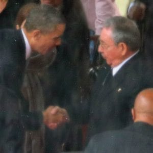 Peinlich berührt, Obama schüttelt Castro versehentlich die Hand Barack Obama Raoul Castro Beisetzung Nelson Mandela Trauerfeier Suedafrika Handschlag Peinlichkeit in wasserfarbe qpress
