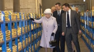 Neusprech "Hilfsgüter" - Linguistische Katastrophenhilfe für Anfänger Queen Elisabeth begruesst 1000 Tonnen deutsches Gold in London Inspektion der Bank of England