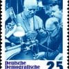 DDR Deutsche Demografische Rentnerreplik mit Nikita Sergejewitsch Chruschtschow und Werktaetigen nostalgie Kommunismus Held der Arbeit Fortschritt Sozialismus