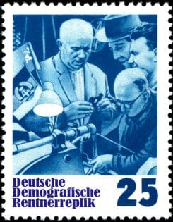 DDR Deutsche Demografische Rentnerreplik mit Nikita Sergejewitsch Chruschtschow und Werktaetigen nostalgie Kommunismus Held der Arbeit Fortschritt Sozialismus