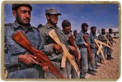 Spezialeinheit mit holzgewehren afghanistan truppen ausbildung bewaffnung spielzeug