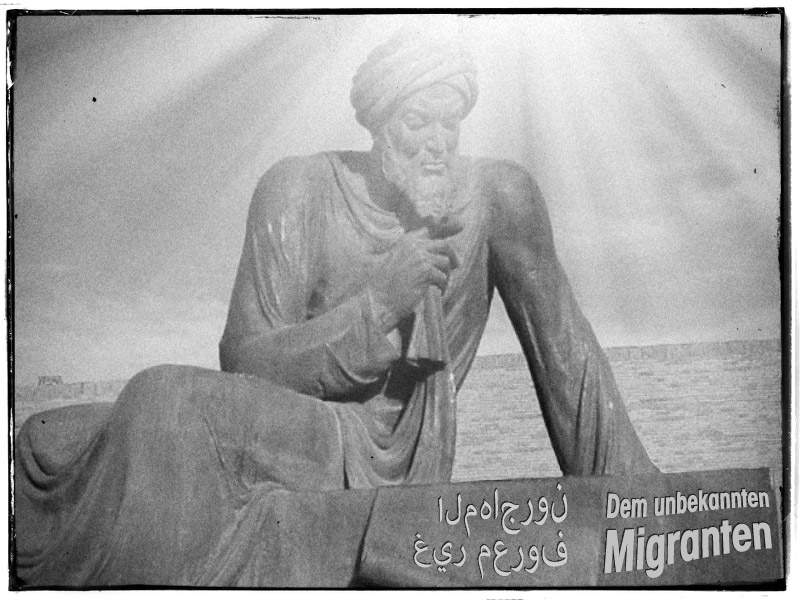 Denkmal dem unbekannten migranten nach dem Abebben der fluechtlingswelle