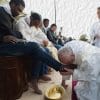 Fusswaschung in Oel Franziskus Papst bei der rituellen Fusspflege von echten Deutschen Rom Ritual Vatikan