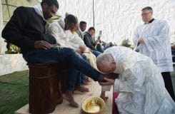 Fusswaschung in Oel Franziskus Papst bei der rituellen Fusspflege von echten Deutschen Rom Ritual Vatikan