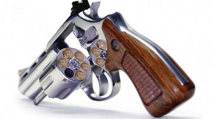 Spezial russisch roulette mit fuenf patronen der NATO sicherer waffe revolver gluecksspiel mit dem Leben.jpg