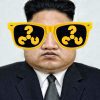 kim jong un strahlend mit sonnenbrille und nuke fagezeichen nordkorea atommacht