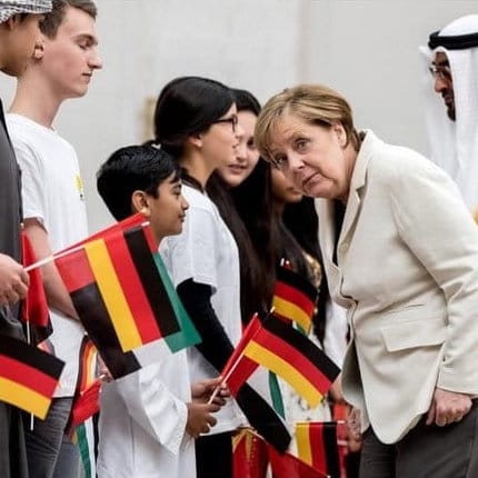 Bildschirmfoto Merkel in VAE Fahnenflucht falscher Wimpel 2017-05-01 um 13.26.00 AUsschnitt