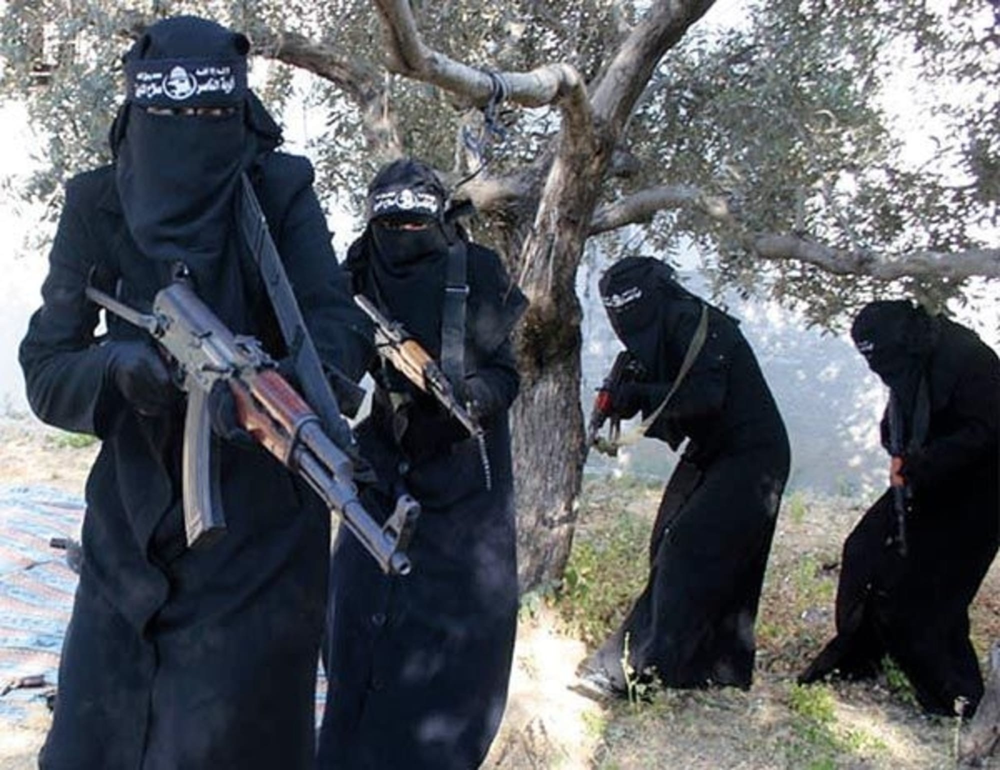 Dschihad-Mizen-in-voller-Montur-IS-Burka-Frauen-Waffen