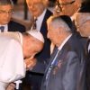 papst franziskus handkuss dienstherr vorgesetzter vatikan misstrauen falschheit