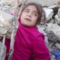 syrian girl syrisches maedchen in truemmern 2019 weisshelme 245x245 1