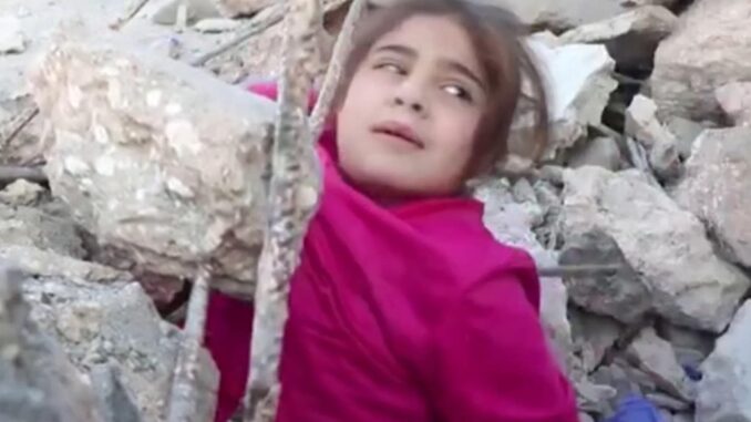 syrian girl syrisches maedchen in truemmern 2019 weisshelme