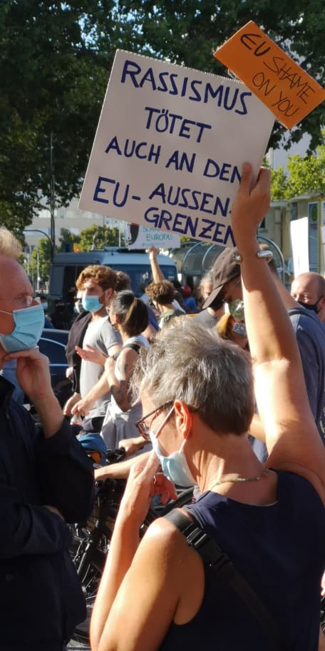 Demo in berlin fuer Fluechtlinge Migration Antifa Rassismus EU Grenzen