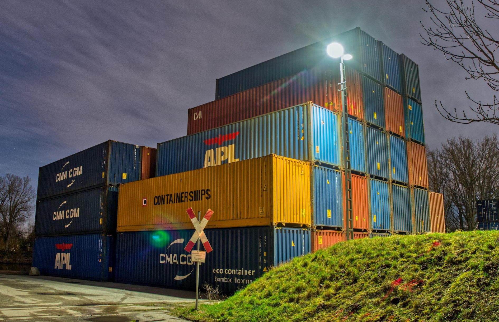 P3091222 Container Hafen Regensburg Transport Licht geht aus