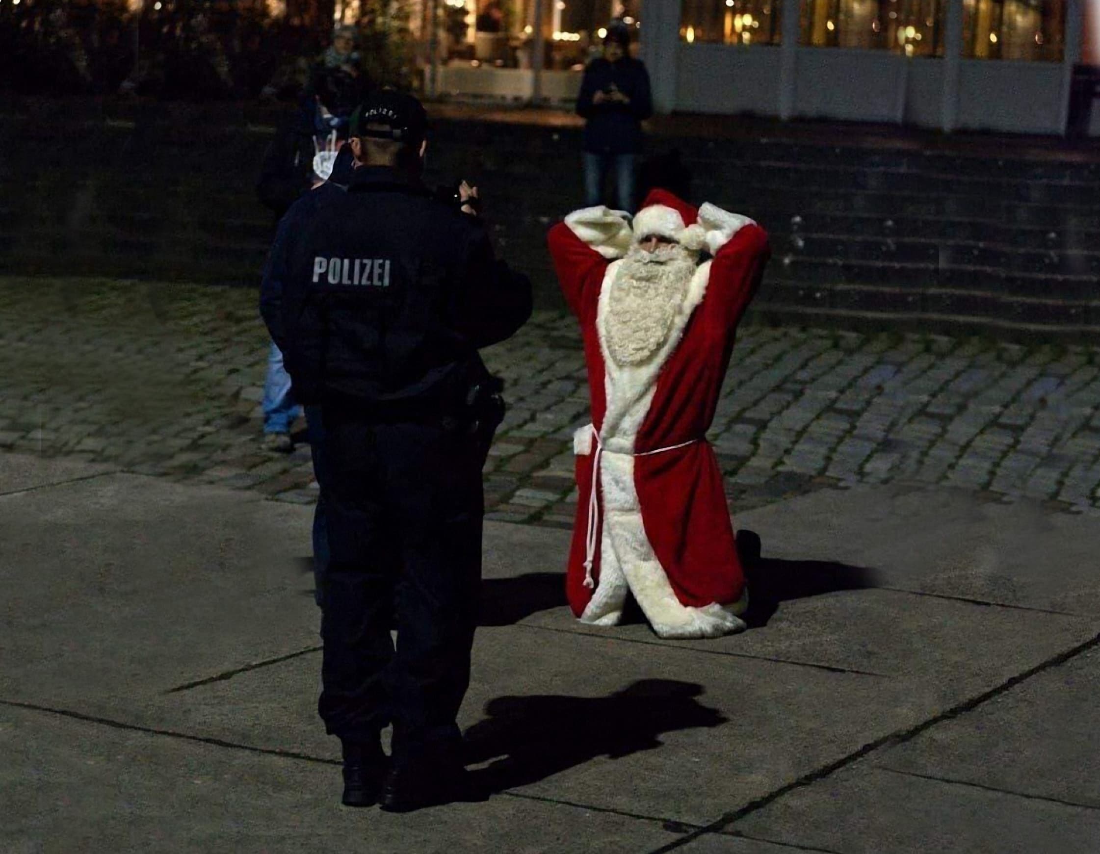 Weihnachtsmann Weihnachtsperson in der Corona Falle Polizei