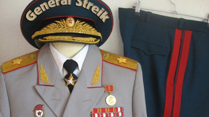 general streik genralstreik russenuniform muetze hose orden