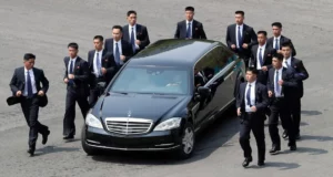 Kim Jong Lindner und seine Polizei-Schubser